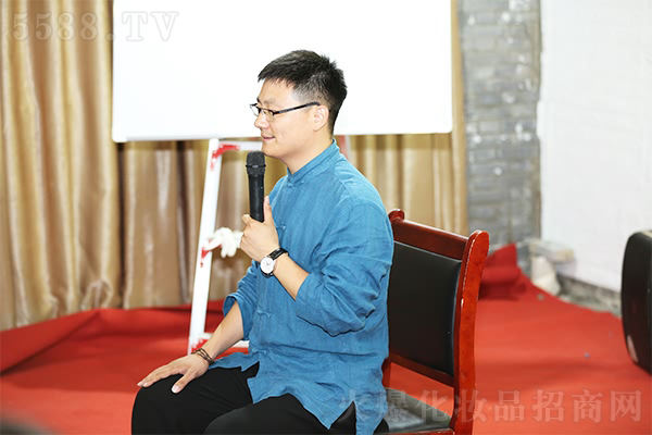 ���cɽˮ���ڣ����c��Ȼ��һ