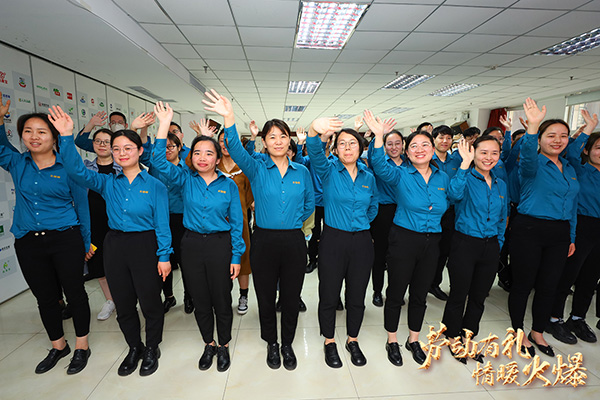 勞動有禮,情暖火爆!火爆網為員工派送五一勞動節福利! 勞動有禮,情暖火爆!火爆網為員工派送五一勞動節福利!